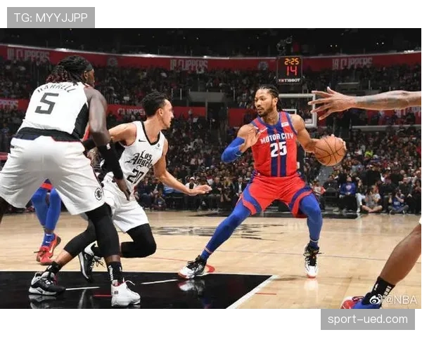 哈克莱斯场均3.7助攻视野尚可 但个人进攻拖累效率